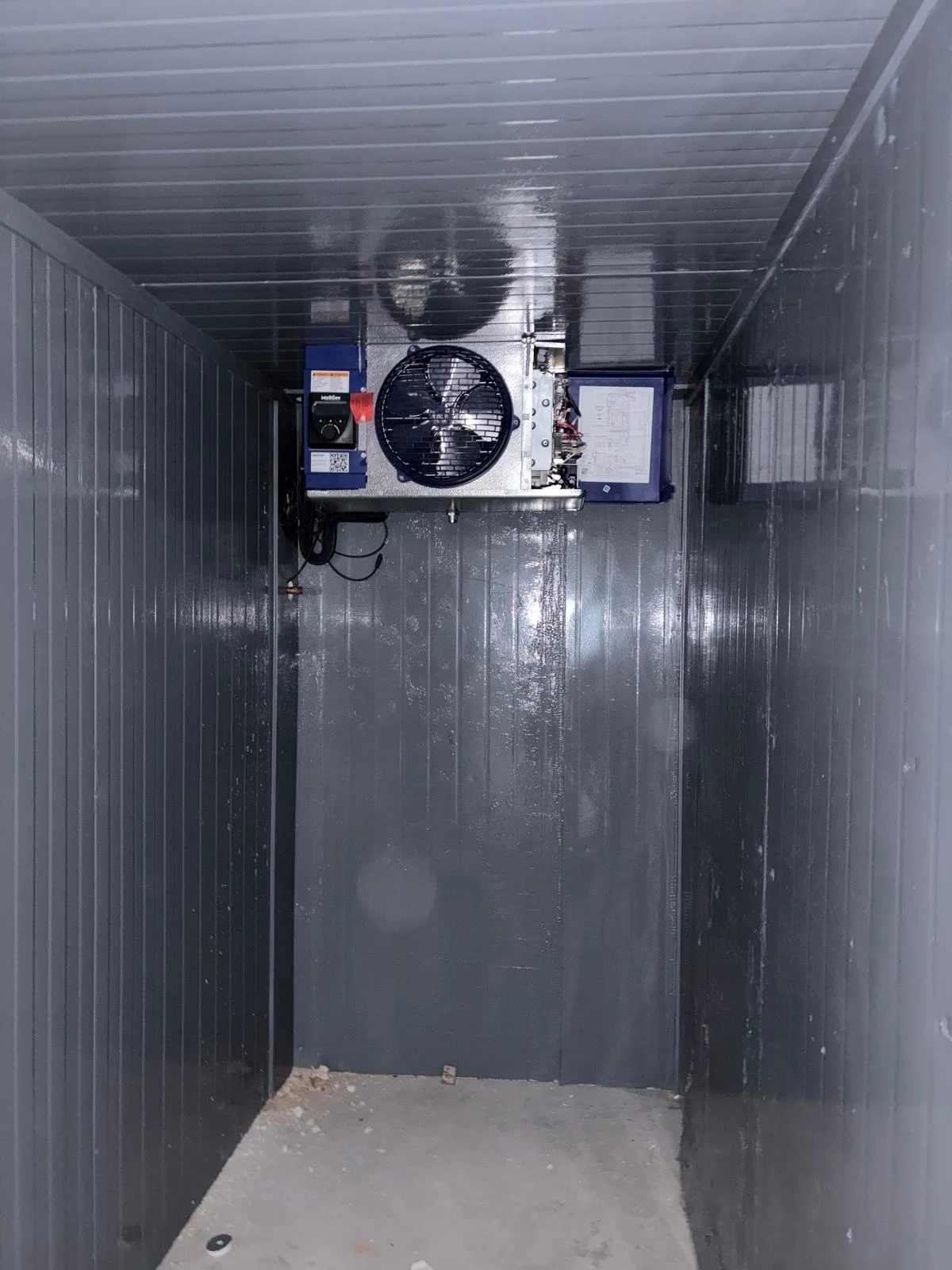 Single-fan walk-in freezer evaporator coil with insulated drain line